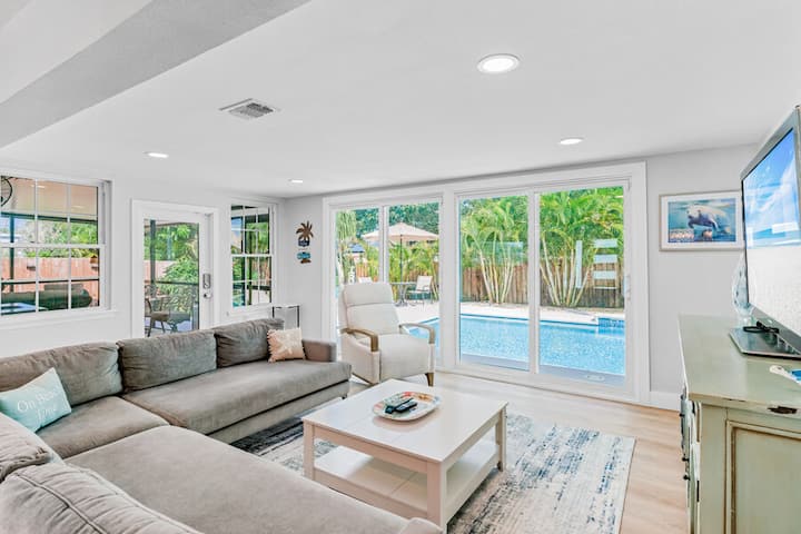 Manatee Manor W/pool & Lush Backyard Oasis - Largo, FL