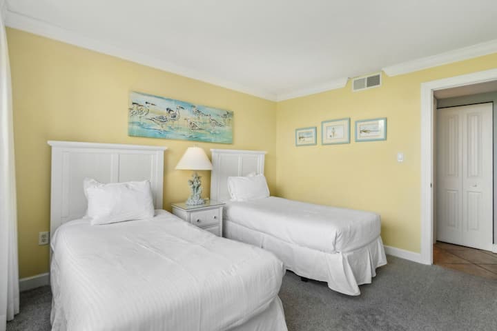 中层卧室：双床卧室，配备两张单人床