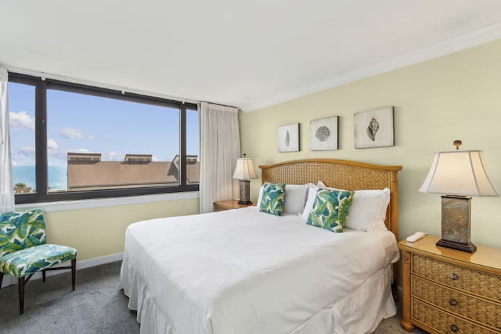 最低楼层卧室：面向大海的特大号卧室，带套间浴室