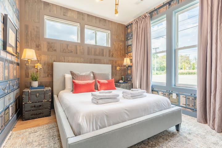 Descubra este elegante refugio, perfecto para relajarse y divertirse en su escapada a Nashville. Con ropa de cama lujosa y una decoración elegante, es ideal para grupos numerosos o reuniones familiares. ¡Relájese antes de explorar las animadas calles del centro de la ciudad!