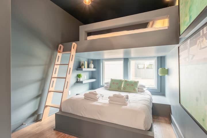 Откријте удобна оаза во срцето на Нешвил со оваа стилска спална соба со иновативен поткровје и елегантен декор. Совршено за групен одмор или ергенска забава, резервирајте го вашиот престој денес со Misfit Homes!