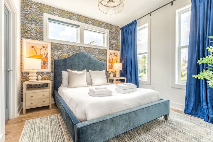 Disfrute del lujo en este elegante dormitorio, perfecto para noches de descanso después de explorar el centro de Nashville. Con una decoración de lujo y luz natural, es un oasis ideal para su escapada o reunión familiar, donde le esperan recuerdos inolvidables.