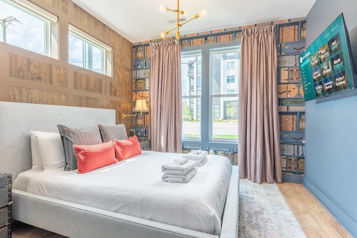 Искусете модерна удобност во оваа елегантна спална соба совршена за вашето патување во Нешвил! Со удобна постелнина и стилски декор, тоа е мирно место за одмор по денот поминат во истражување на градот на музиката. Откријте повеќе со сместувањата за нестандардни луѓе – резервирајте го вашиот престој денес!