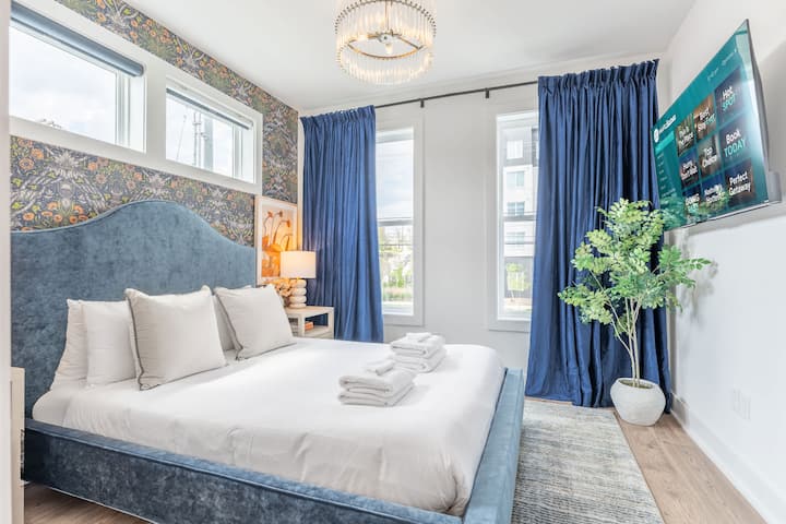 Откријте го ова шик прибежиште во спална соба, кое ги спојува модерната елеганција со удобноста. Совршено за вашето место за одмор во Нешвил! Резервирајте со Misfit Homes денес за луксузен престој!