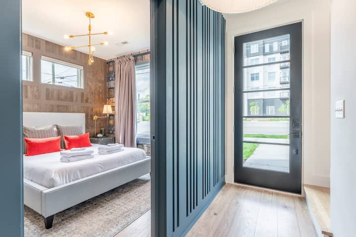 Доживејте елеганција во овој одмор во Нешвил, каде што модерниот декор се спојува со пријатната удобност. Идеално за групни патувања, сместувањата што не се вклопуваат ве покануваат да се опуштите и да се одморите. Резервирајте сега за незаборавен престој!