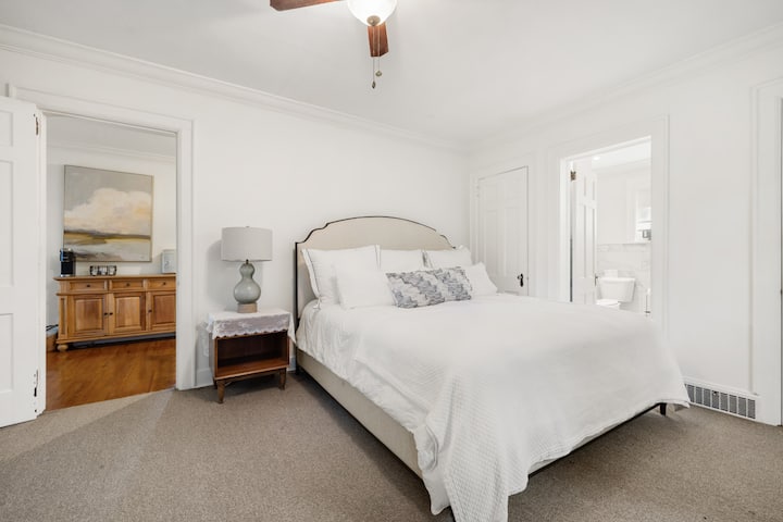 მომხიბვლელი საძინებელი 2 | რბილი თეთრეული და ბუნებრივი სინათლე | მშვიდი და კომფორტული სტუმრობა