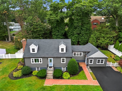 Stylish Stoneham Getaway  Playground  Game Room