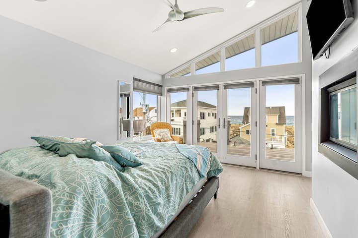 Hlavná spálňa s manželskou posteľou v podkroví s čistou posteľnou bielizňou, plynovým kozubom, inteligentným televízorom a neuveriteľným výhľadom na oceán.