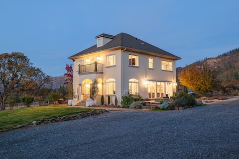 Starry Oak Vineyard Retreat w/ Hot Tub