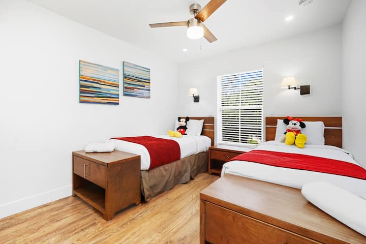 Светла стая с две единични легла, естествена светлина и декор