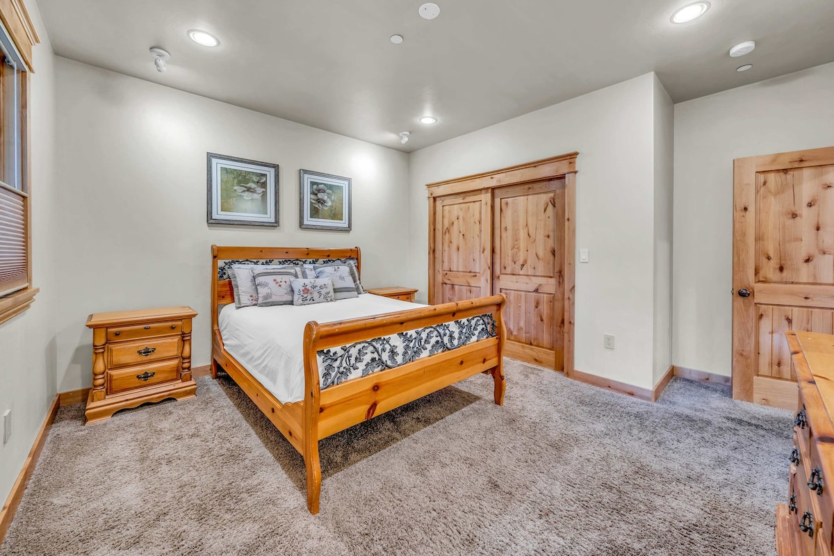 ห้องนอน 3 (ชั้นหลัก): เตียงควีนไซส์ ตู้เสื้อผ้า