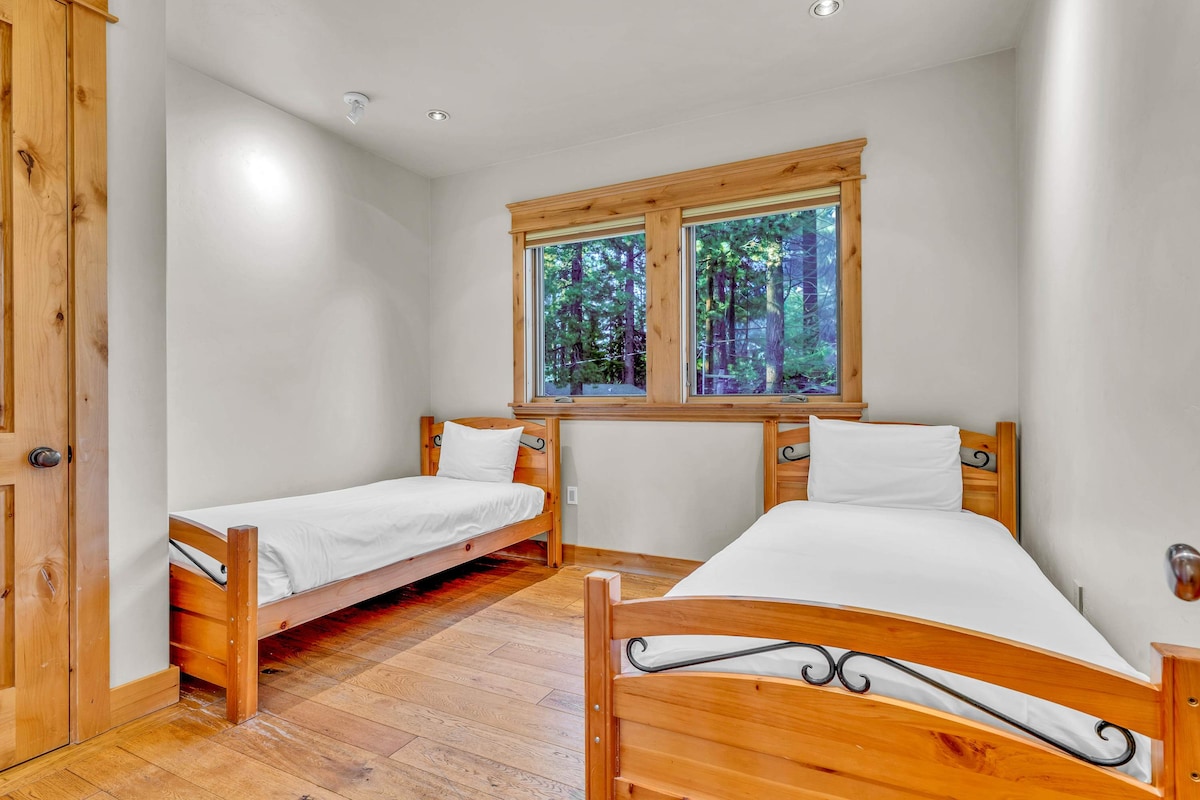 ห้องนอน 2 (ชั้นบน): เตียงแฝด 2 เตียง ตู้เสื้อผ้าขนาดเล็ก