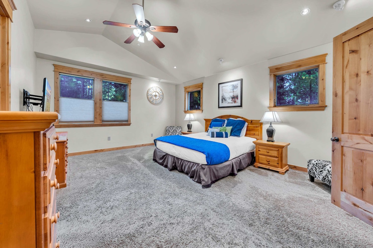 ห้องนอน 1 (ชั้นบน): เตียงคิงไซส์ พัดลมเพดาน ตู้เสื้อผ้าแบบวอล์คอิน สมาร์ททีวีขนาด 55”