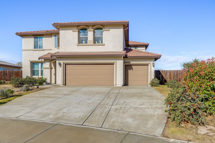 4 Mi To Csub Campus: Spacious Home W/ Yard - Bakersfield, CA