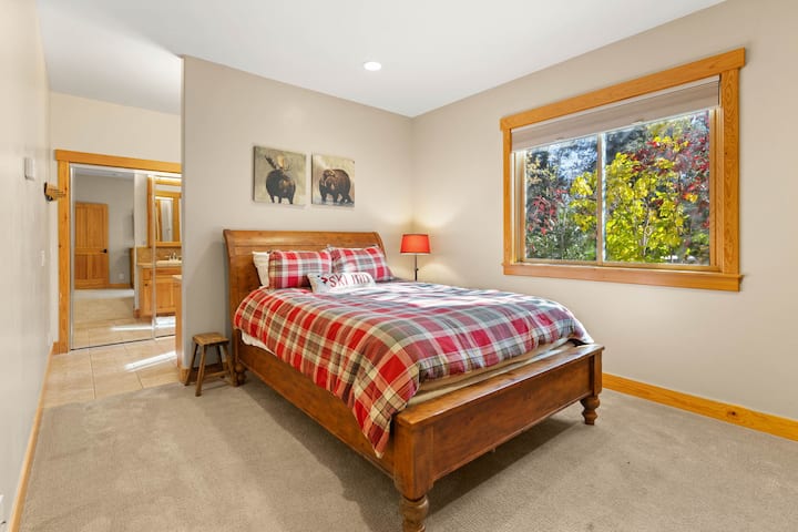 Spavaća soba s privatnom kupaonicom – donji kat