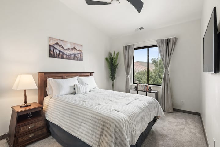 Chumba cha kulala #2 na kitanda cha Queen, runinga, kabati (hakijaonyeshwa)