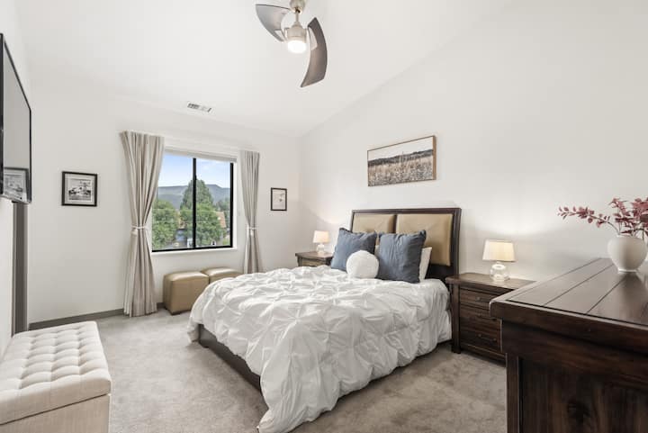 Chumba cha kulala #1 kilicho na kitanda cha Queen, runinga, kabati la kujipambia, kabati la kuingia