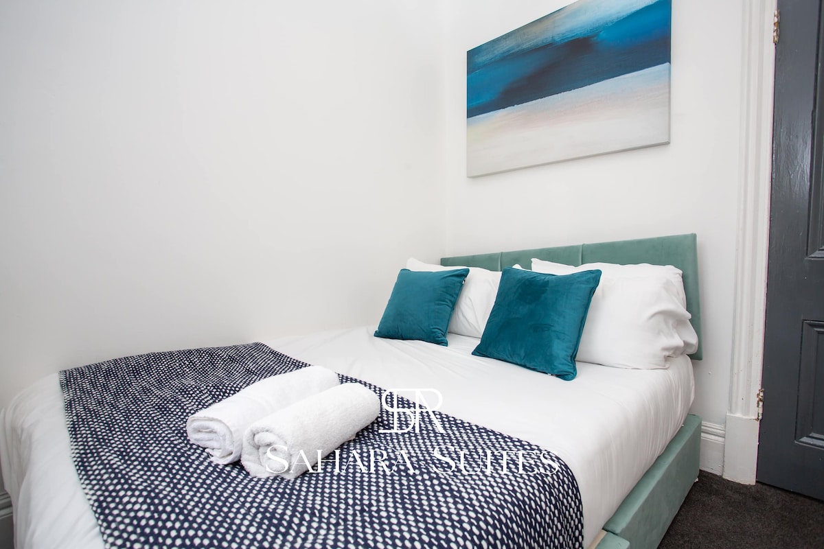 卧室清新实用，配有一张双人床，非常适合独行旅客或情侣入住。