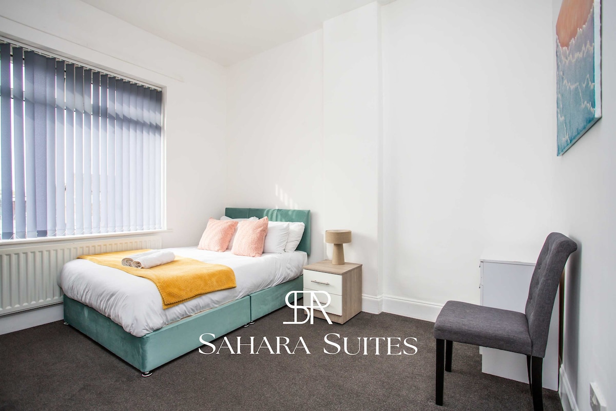 卧室家具齐全，配有一张双人床和优质床上用品，氛围宁静。