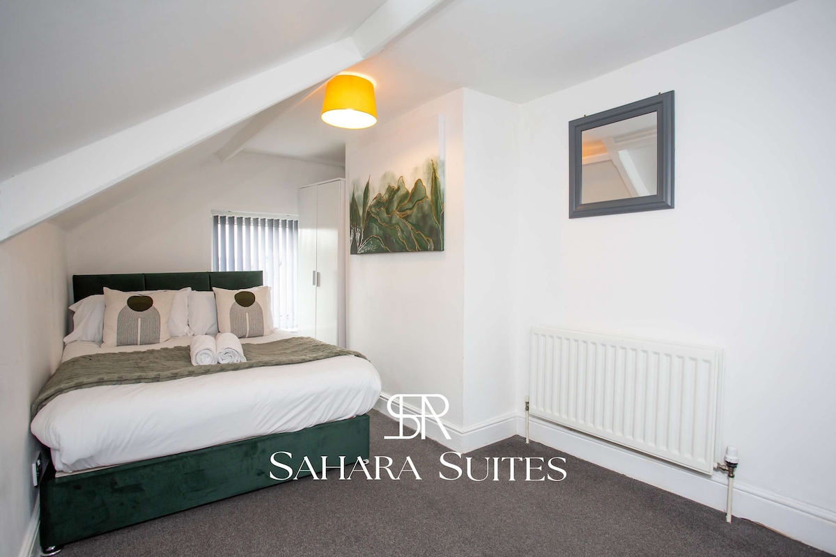 宽敞宁静的卧室，配备舒适的双人床，适合短期或长期住宿。