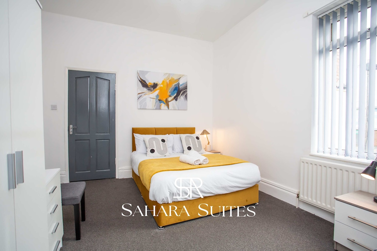 明亮温馨的卧室，配有一张双人床和一张单人床，让您安然入睡。