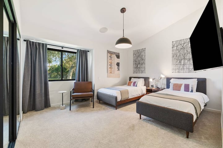 Segundo dormitorio - Dormitorio para huéspedes con 2 camas individuales y TV - Baño compartido