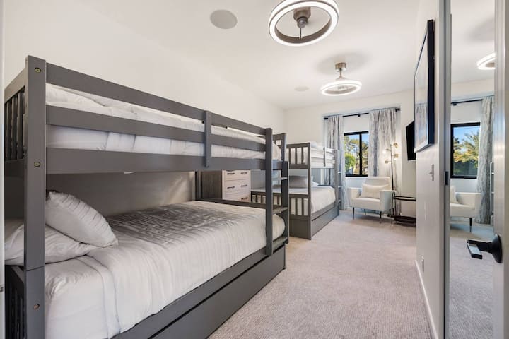 Cuarto dormitorio: literas, todas de tamaño completo