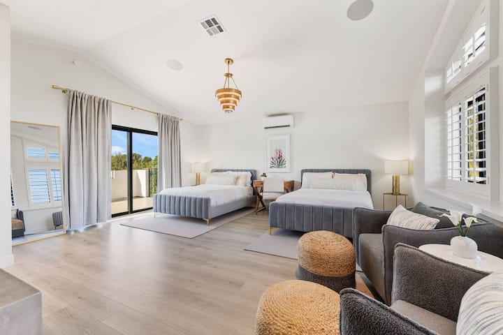 Quinto dormitorio: en el piso de arriba se encuentra la Casita 2, con camas de tamaño completo y una puerta que da al balcón y a la escalera exterior.