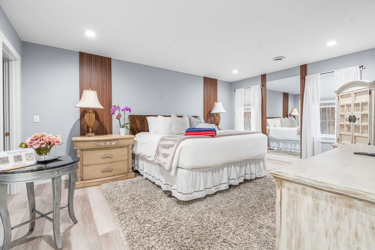 Bedroom#4This spacious suite offers a king-sized bed with luxury linens, providing the perfect blend of comfort and elegance.