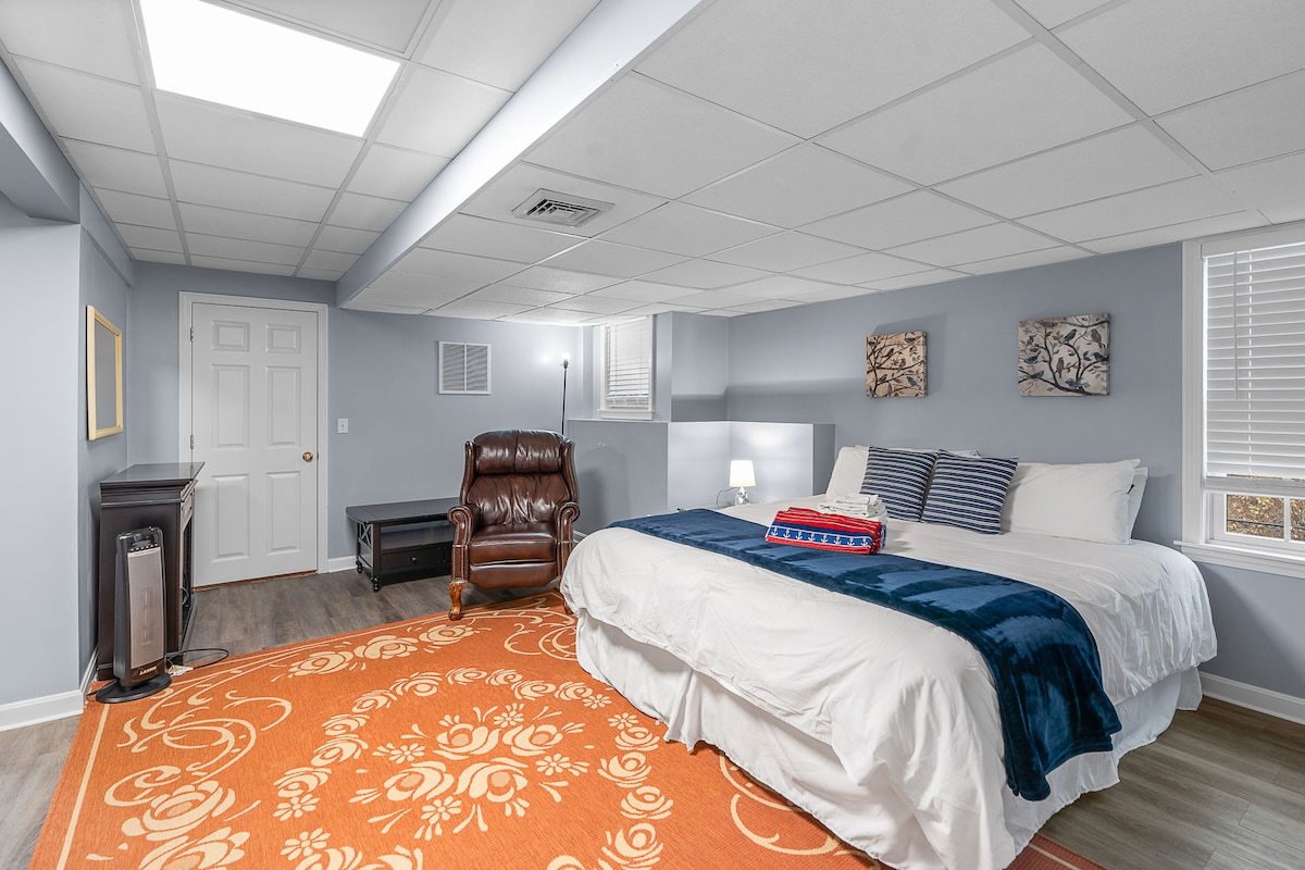 Bedroom #5 – King + Twin Bunks  Perfect for families or groups, Bedroom #5 features a king-sized bed along with two twin bunk beds.