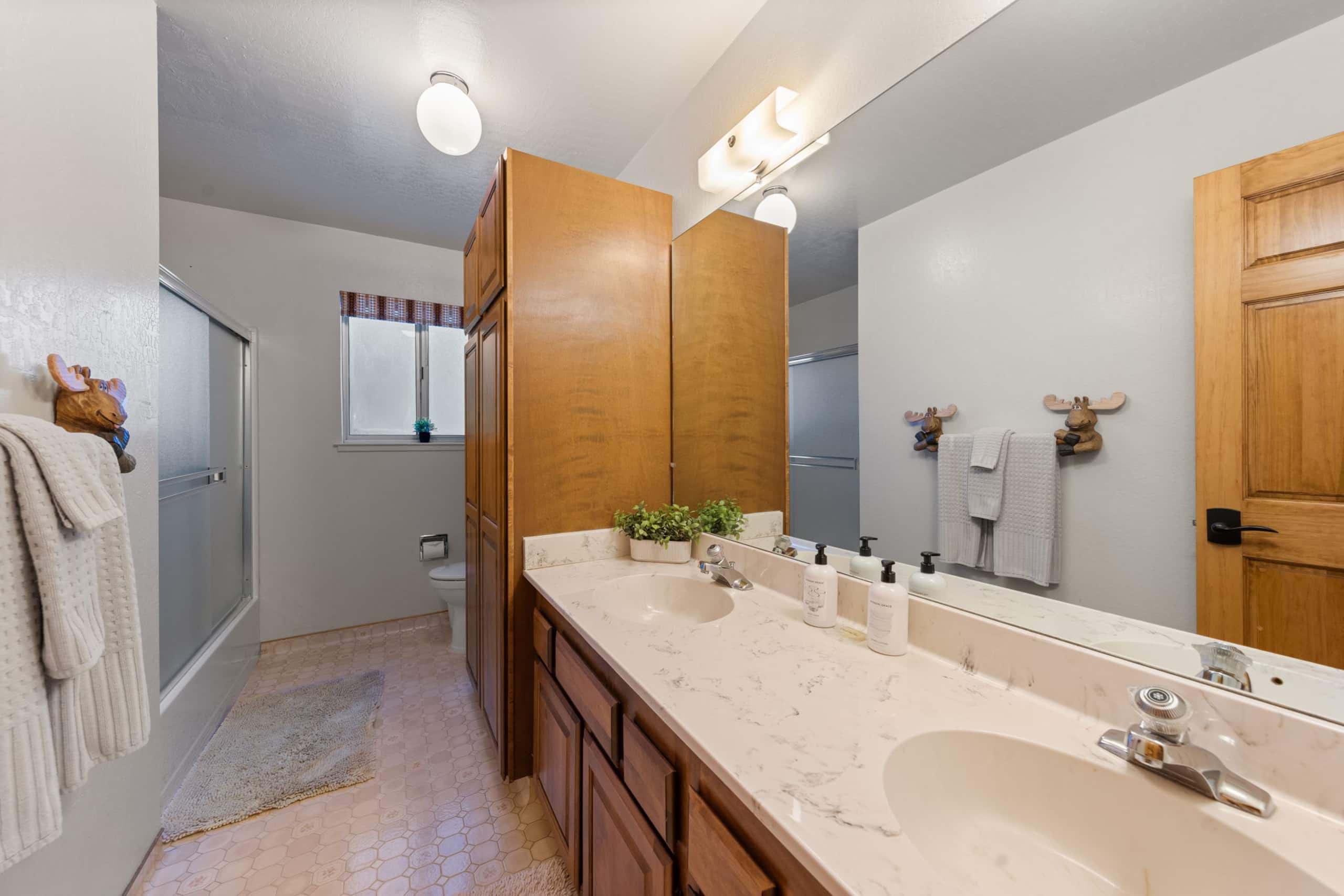 Lakeview 6BR Home with Private Beach Access - Photo 14