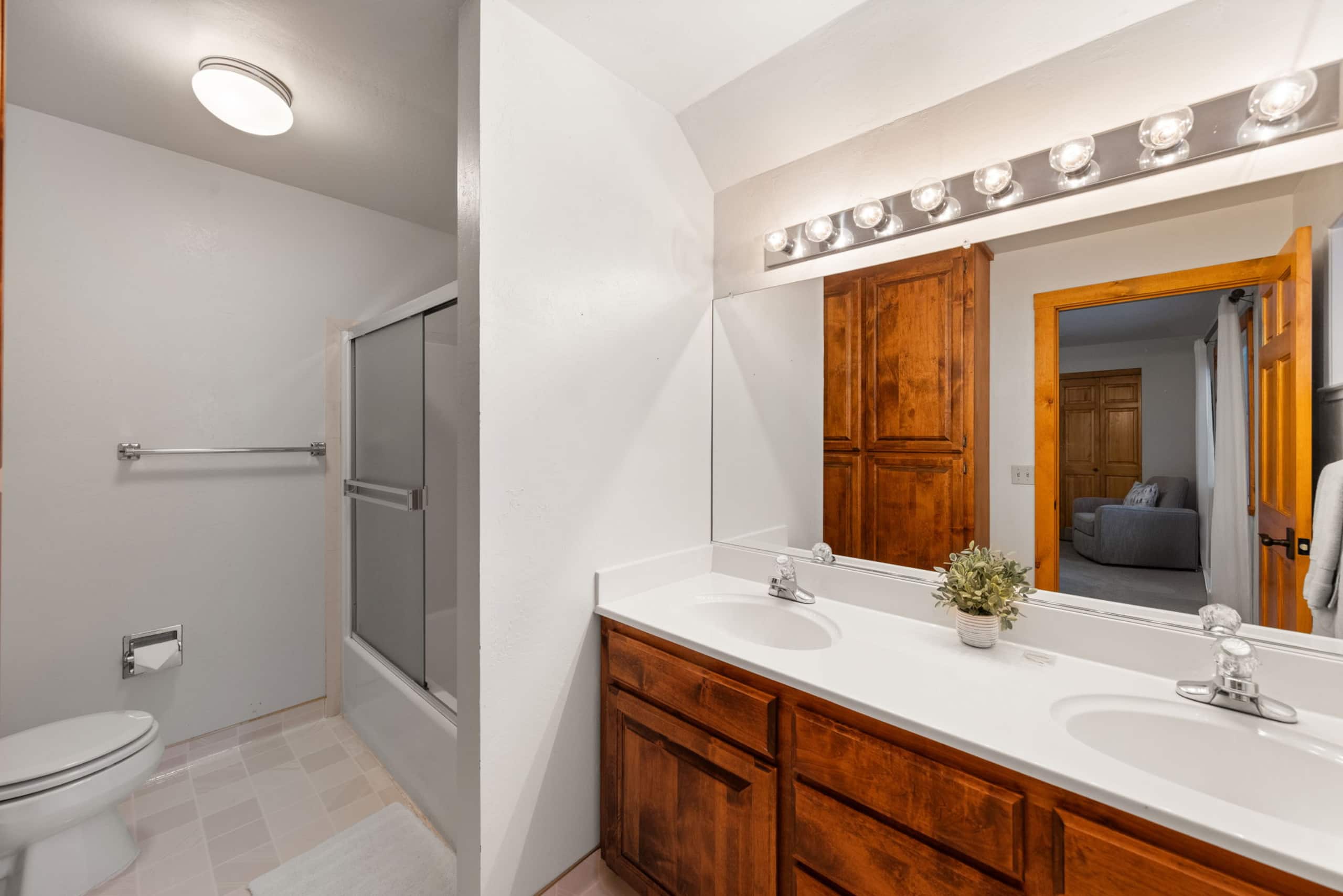Lakeview 6BR Home with Private Beach Access - Photo 19