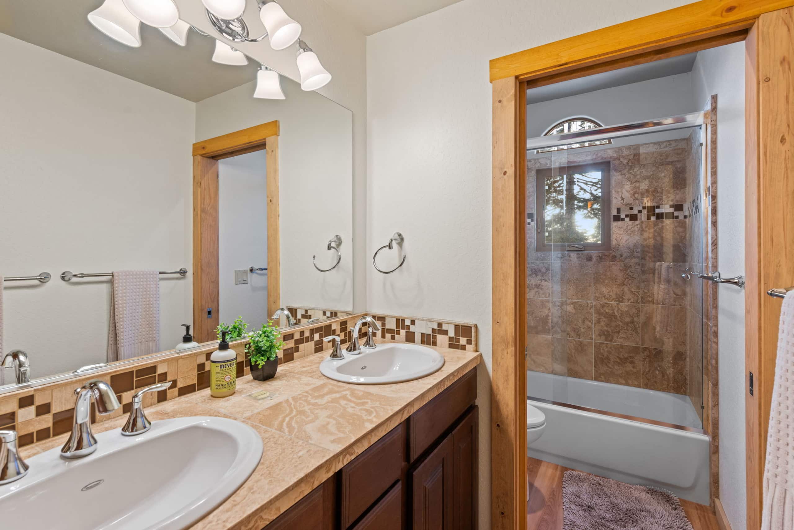 Lakeview 6BR Home with Private Beach Access - Photo 27