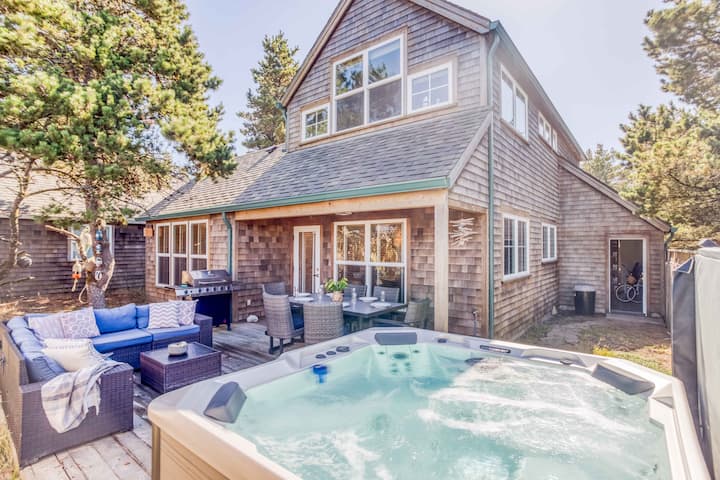 Renovated Shorepine Gem, Hot Tub, Fenced Yard - Pacific City, OR
