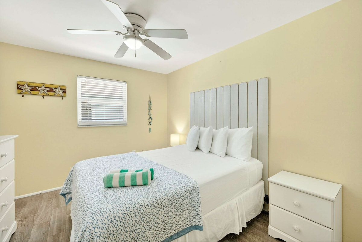 Втората спалня има матрак „queen size“ и обновено спално бельо. 