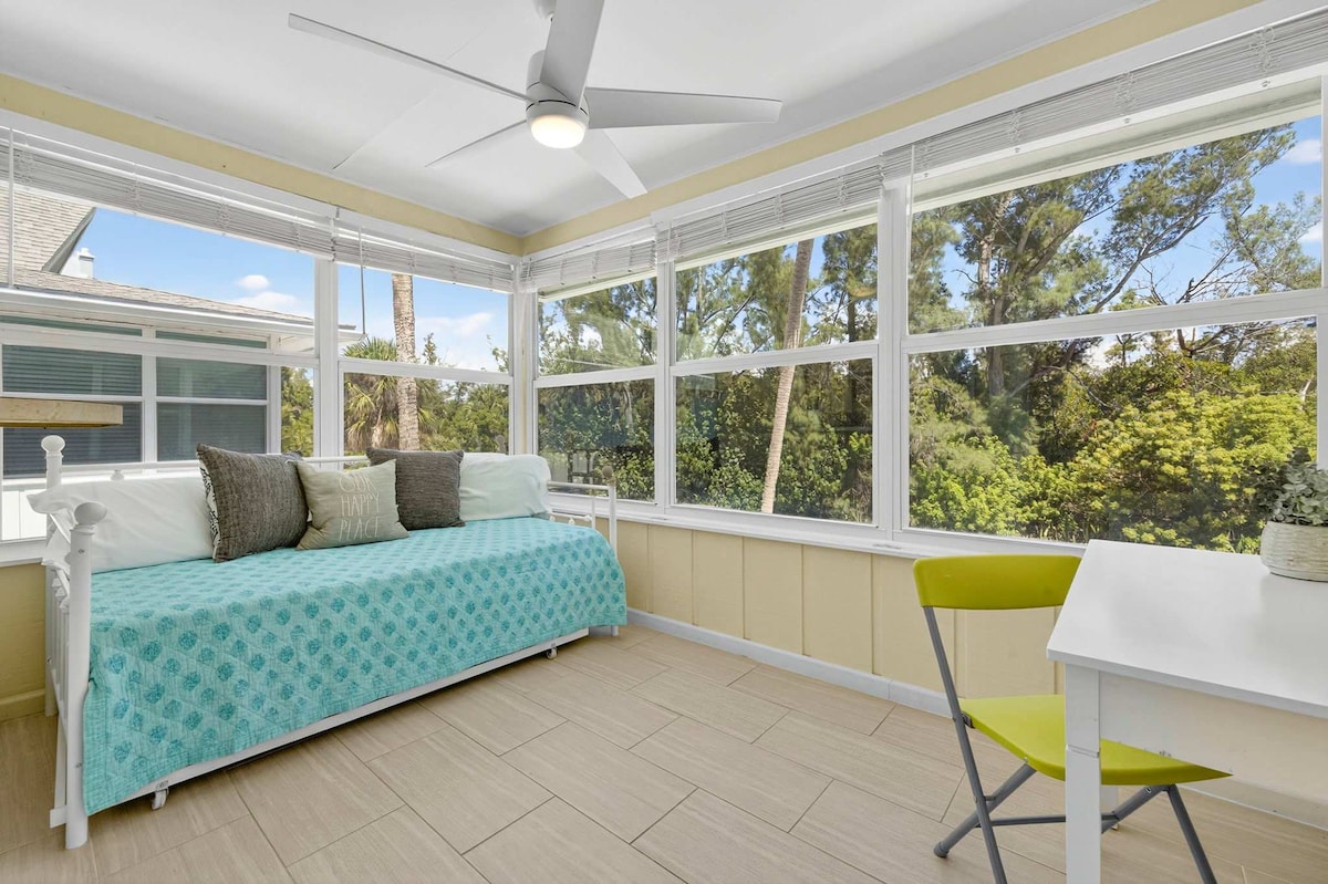 Предната стая предлага двойно разтегателно легло и бюро