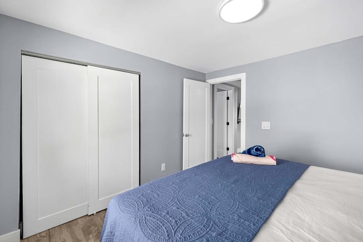 ห้องนอนหลักมีพื้นที่ว่างมากมาย 