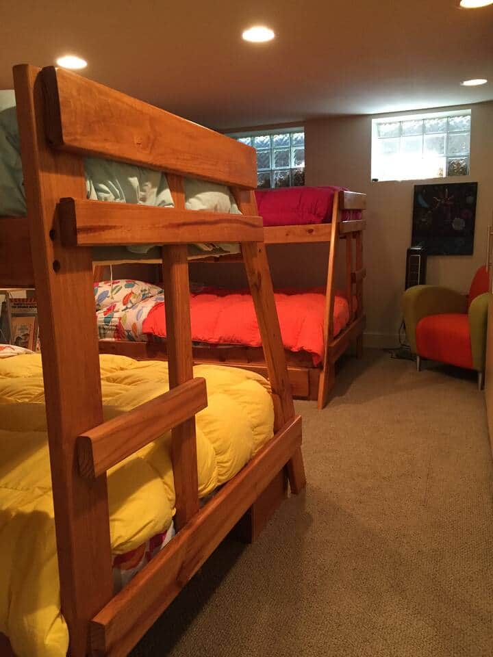 Seti mbili za Vitanda vya Ghorofa kwenye chumba cha chini