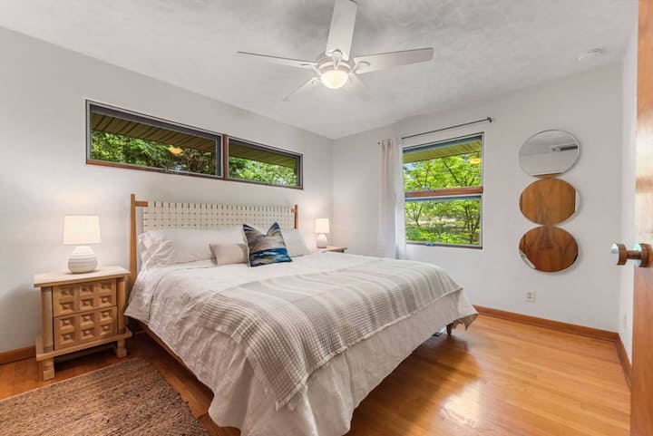 Hlavná spálňa – 1x veľká manželská posteľ