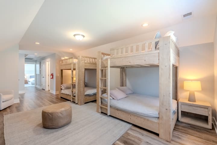 Slaapkamer 6 met twee stapelbedden, perfect voor kinderen of groepen.