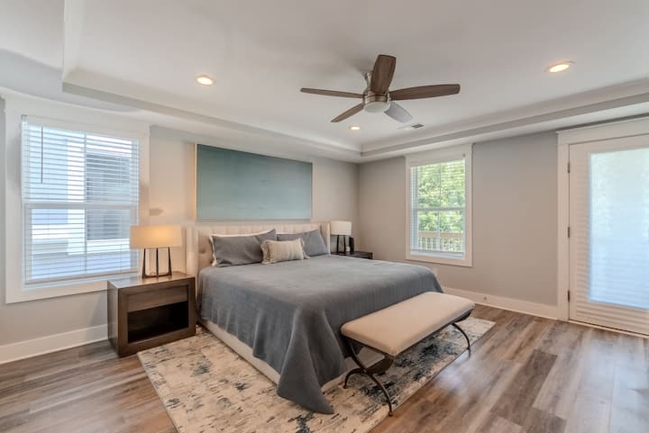 Hoofdslaapkamer met een luxe kingsize bed en ontspannen sfeer