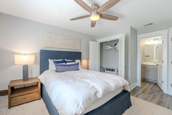 Slaapkamer 2 met een queensize bed, perfect voor een goede nachtrust.