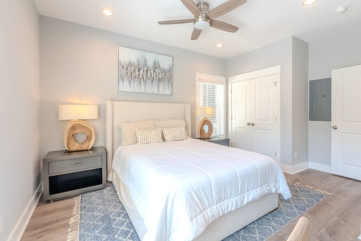 Slaapkamer 5 met een queensize bed, perfect voor een rustgevende nacht.