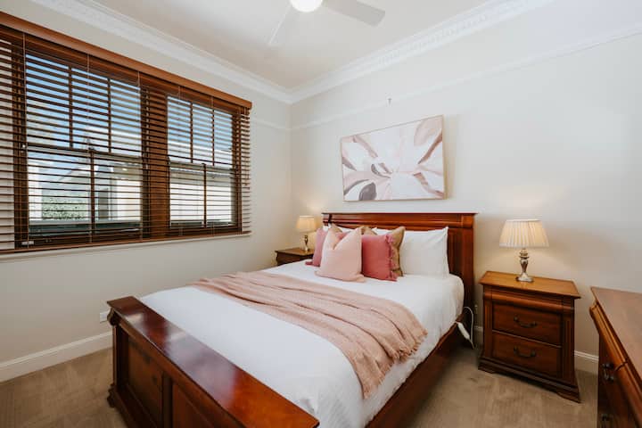 בחדר השינה השלישי יש טלוויזיה, מיזוג אוויר וחימום משלו, שיוצרים מקום מפלט פרטי לסטרימינג ולהירגעות.