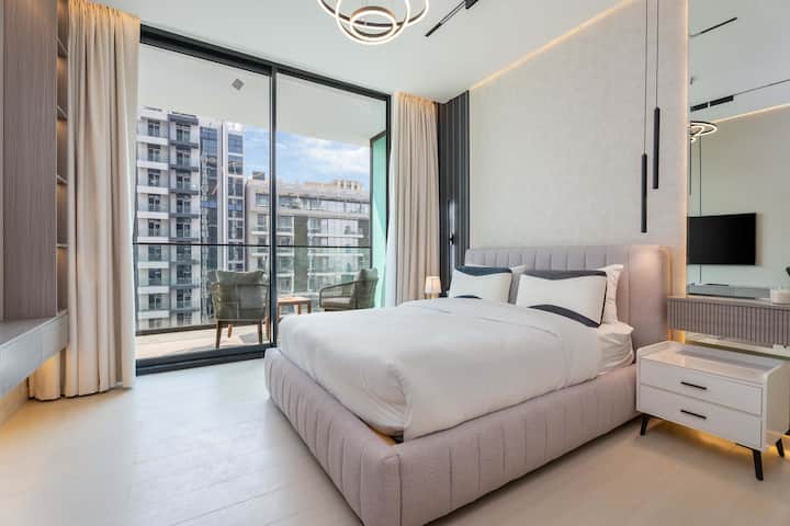 Cómodo dormitorio con una lujosa cama, una cálida decoración y un ambiente tranquilo, perfecto para noches de descanso y mañanas relajantes.
