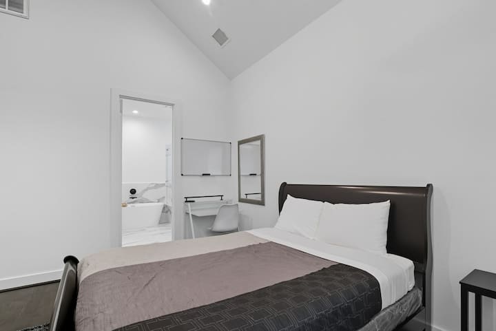 Dormitorio principal con estación de trabajo y baño