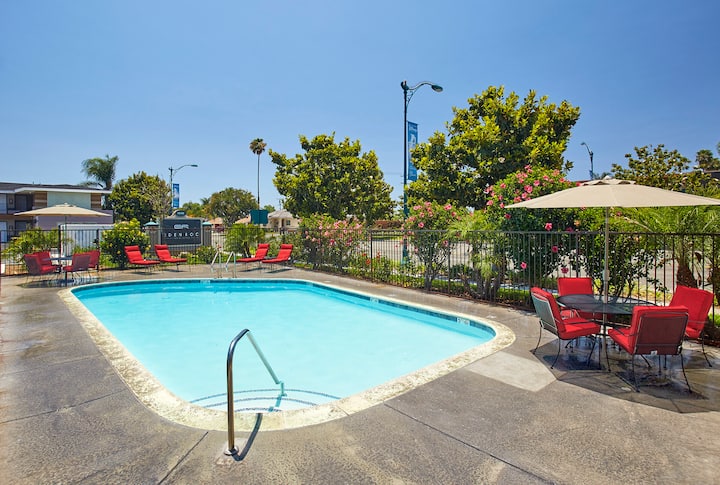 4 Suites  Steps To Disney And Onsite Pool Access - Huntington Beach, CA