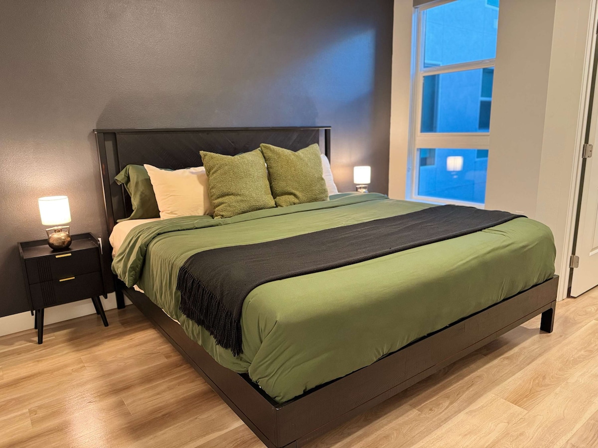 Დატკბით სრული კომფორტით მეხსიერების ქაფის დიდი ზომის საწოლით, რომელიც ელეგანტურად არის გამოწყობილი ბამბის რბილ ზეწრებში და გლუვი ბალიშის პირები.