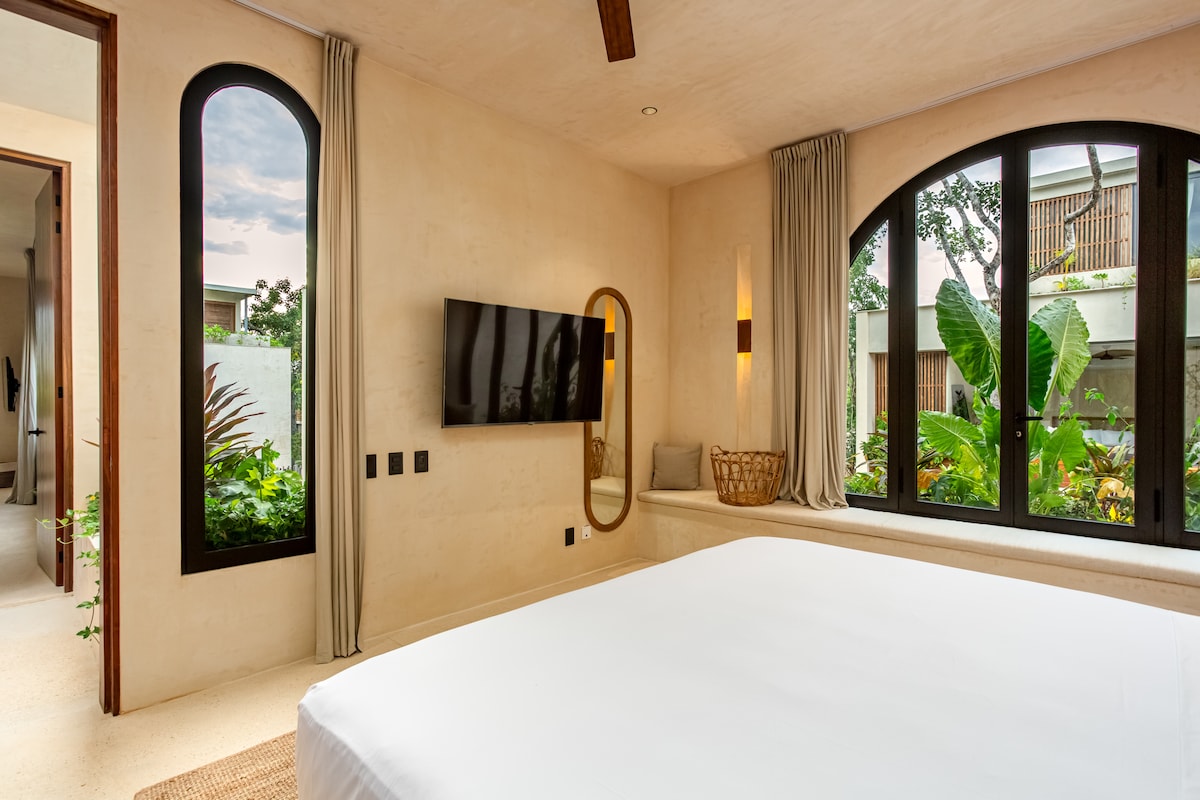 غرفة نوم بسرير بحجم كينج، مشرقة ومجهزة بستائر تضمن نومًا مريحًا، وهي مثالية لإقامة مريحة ومريحة.