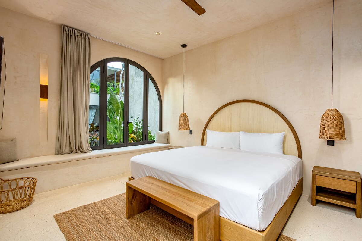 غرفة نوم ثانية بسرير كبير ووسائد وملاءات وتكييف هواء لإقامة مريحة.